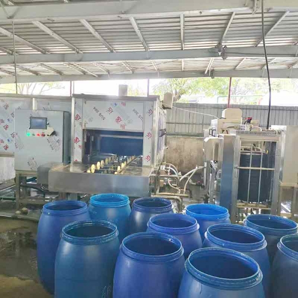 廣東德美精細(xì)化工集團(tuán)股份有限公司隧道式洗桶機(jī)，桶蓋清洗機(jī)使用現(xiàn)場(chǎng)